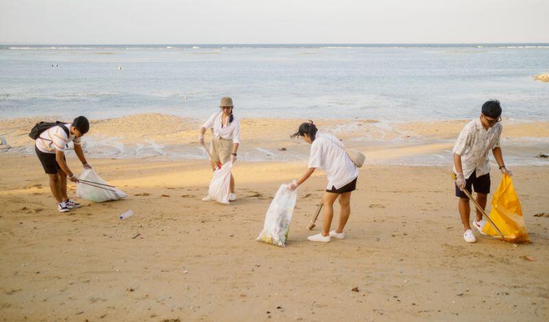 Nettoyage de plage collectif