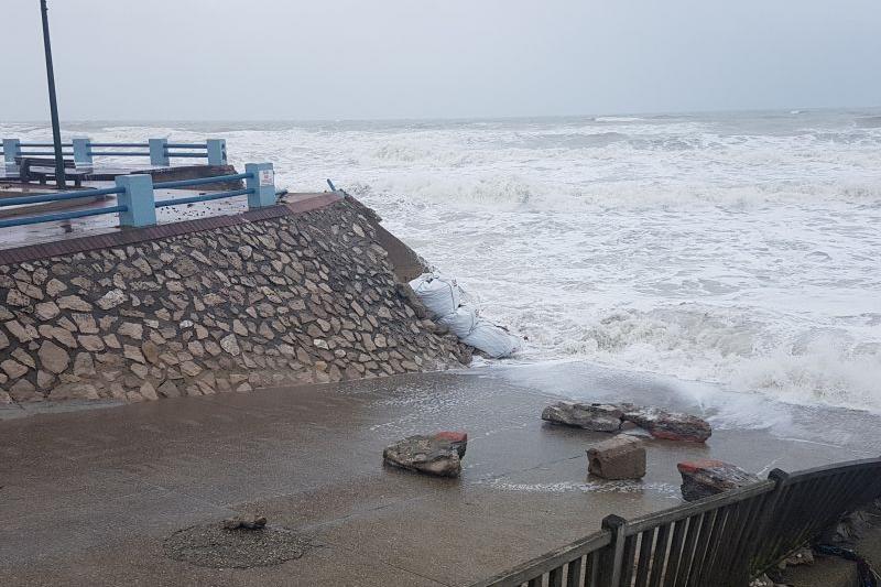 La mer attaque le perré à Quend-Plage