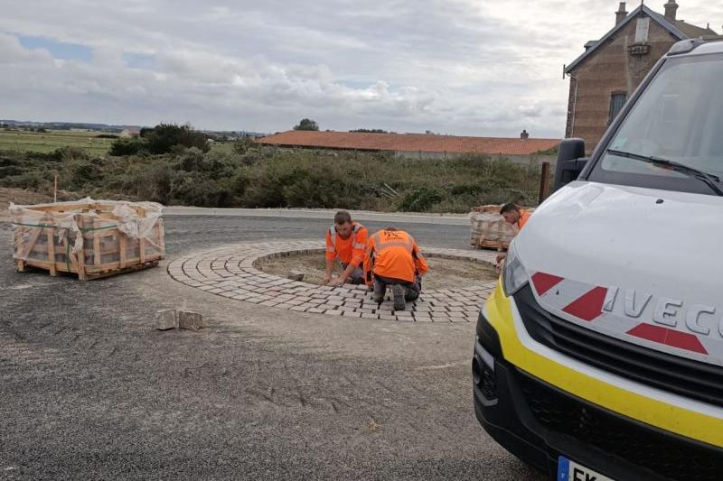 Pose des pavés sur le giratoire