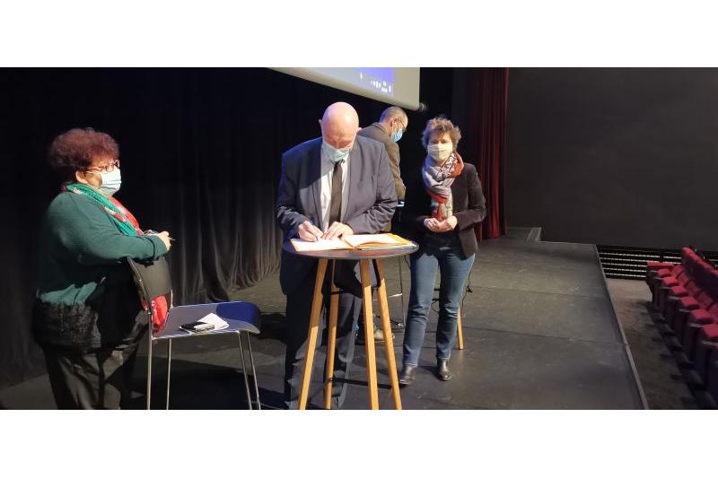 Signature de la convention cadre par Stéphane Haussoulier, président du Syndicat Mixte