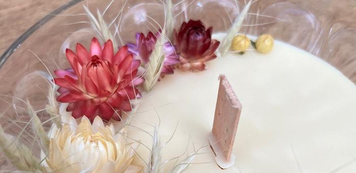 Atelier bougie avec des fleurs séchées